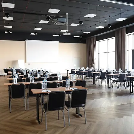 Falenty Biznes I Wypoczynek 住宿加早餐酒店 拉辛