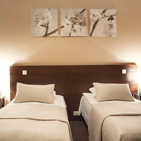Falenty Biznes I Wypoczynek 住宿加早餐酒店 4*