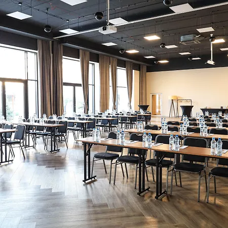 Falenty Biznes I Wypoczynek 住宿加早餐酒店 拉辛