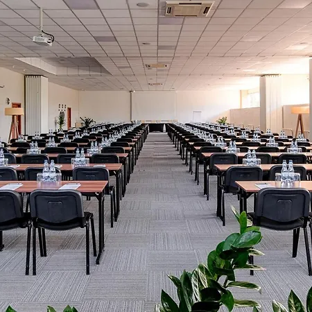 Falenty Biznes I Wypoczynek 住宿加早餐酒店 拉辛
