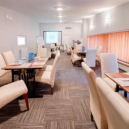 Falenty Biznes I Wypoczynek 住宿加早餐酒店 4*